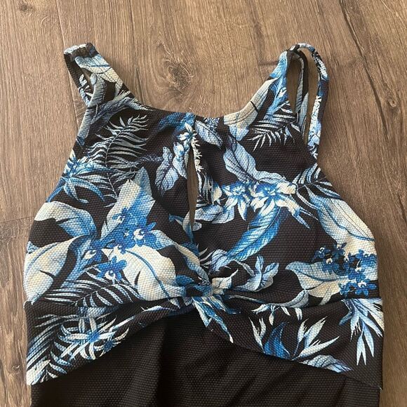 Tommy Bahama Indigo Garden Printed Twist High Neck One-Piece Swimsuit size 6 - Picture 3 of 6